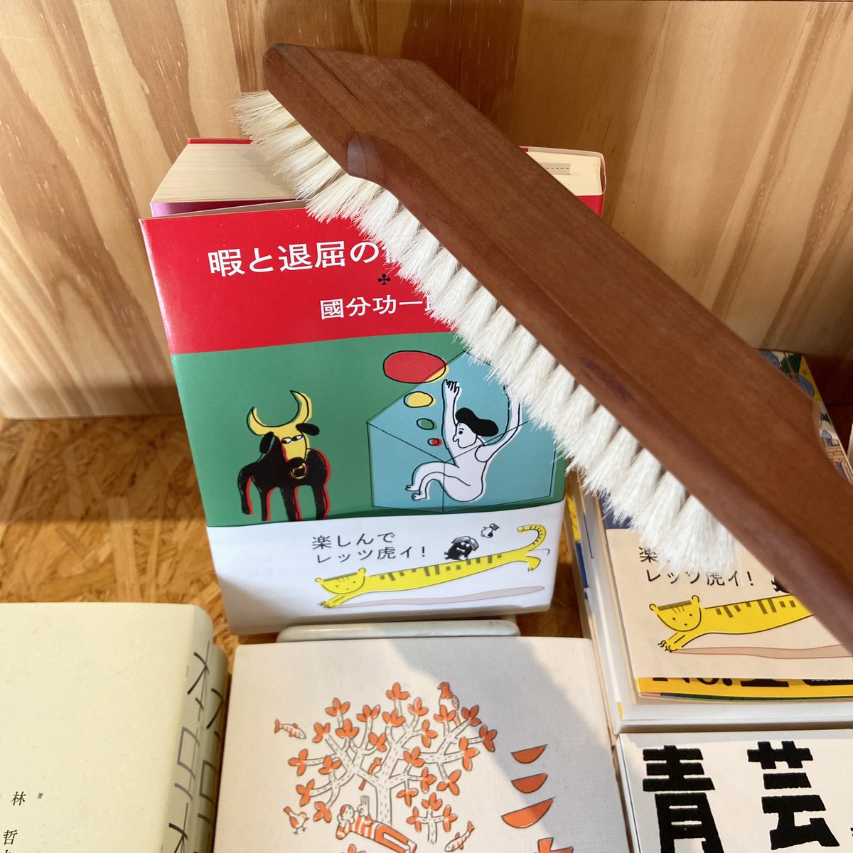 kamome_books's tweet photo. 【雑貨】

⚫︎REDECKER ブックブラシ

本の天や小口のホコリはコシのある先端部分で、細かくやわらかな手前部分で、カバーを優しくブラッシングできます。
本だけでなく、デスク周りや棚などいろいろな場所のお手入れに。
#REDECKER https://t.co/kWxbPVQDx1