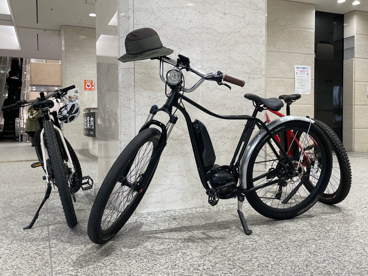 🚲本日は東大阪市長が東洋フレームさんのE-Bike（電動自転車）を試乗体験されるとのことで、その際に弊社のヘルメット🪖をかぶって乗っていただきました。

なんと正面のこのE-Bikeは1回のフル充電で約105kmも走ることが出来てしまうとか…😳