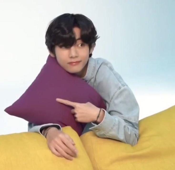 thvrandom's tweet image. #btsv ♡