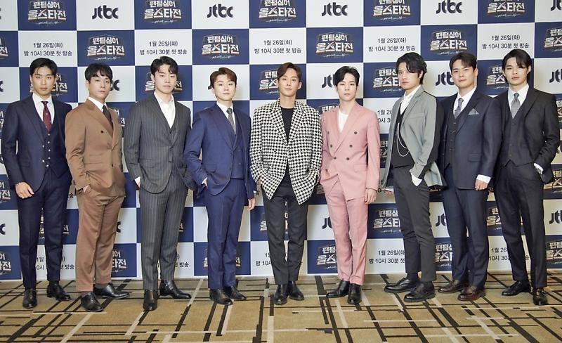 monkoms's tweet photo. 조폭과 팬텀싱어의 공통점 하나 더 알려줌 
제일 작은 사람이 사실 큰형��임 https://t.co/vBuggaNq05