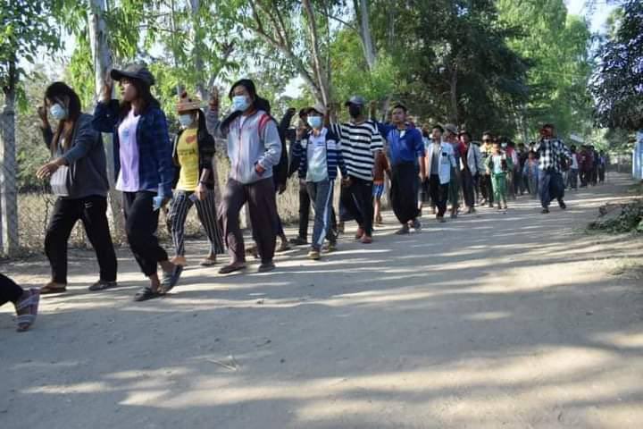 YuWarZin1's tweet photo. Locals of eastern Yinmarpin &amp; northern Salingyi Tsp staged a marching strike as 313rd day of protest against Genocidal Dictatorship. #SanctionMOGE #2022Jan17Coup #WhatsHappeningInMyanmar https://t.co/wSKpVfKY1k