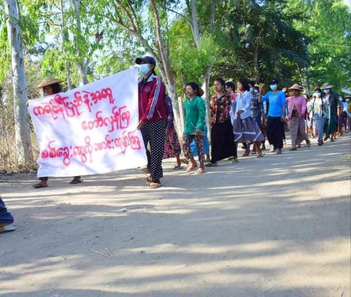 YuWarZin1's tweet photo. Locals of eastern Yinmarpin &amp; northern Salingyi Tsp staged a marching strike as 313rd day of protest against Genocidal Dictatorship. #SanctionMOGE #2022Jan17Coup #WhatsHappeningInMyanmar https://t.co/wSKpVfKY1k