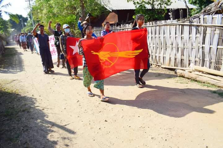 YuWarZin1's tweet photo. Locals of eastern Yinmarpin &amp; northern Salingyi Tsp staged a marching strike as 313rd day of protest against Genocidal Dictatorship. #SanctionMOGE #2022Jan17Coup #WhatsHappeningInMyanmar https://t.co/wSKpVfKY1k