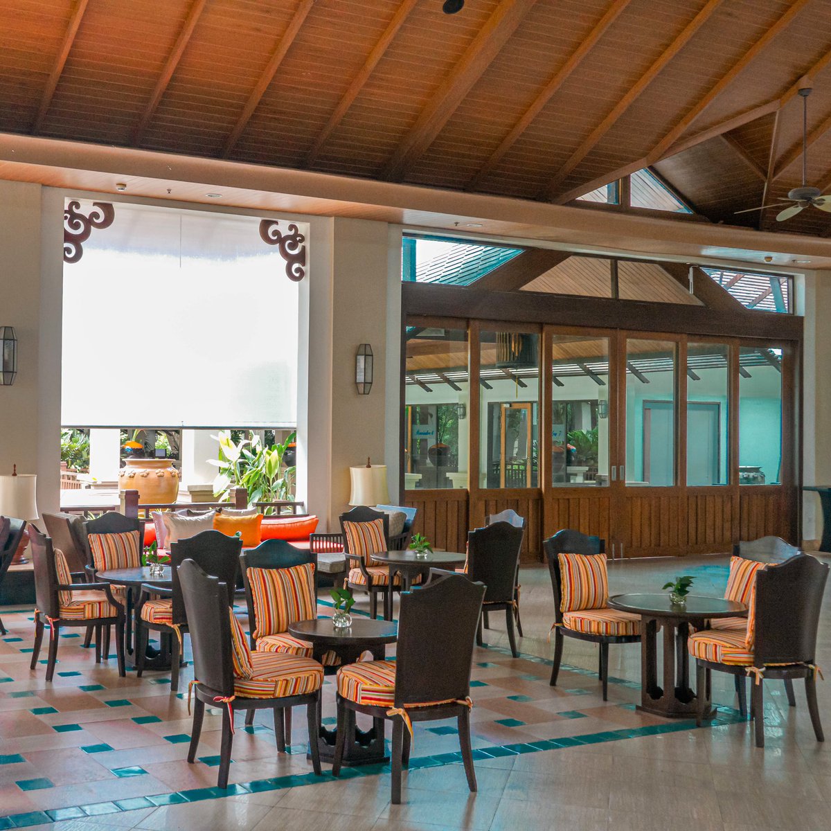 RavindraResort's tweet photo. Welcome to Ravindra lobby. We hope you are enjoying your stay with us. Follow us on Instagram @ravindraresort.  #poolvillas #explore #lobby #Thailand #thaicontemporaryart #art #holiday #checkin #goodvibes #najomtien #hotel #resort #chillpainai https://t.co/HaDZM4Dtu5