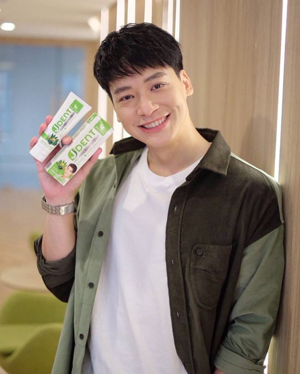 ยาสีฟันจุฬาเฮิร์บ...ยาสีฟันสมุนไพรเจเด้นท์ 3 in 1 จากจุฬาเฮิร์บ
คือใช้แล้วฟันขาวขึ้น ปากสะอาดขึ้น ผมได้ลองใช้แล้ว ความรู้สึกเหมือนเอายาสีฟัน น้ำยาบ้วนปาก และเจลฟอกสีฟัน มาเทรวมกันในปาก และก็แปรงทีเดียวจบครบเลย. ต้องลองนะไม่ได้โม้..😝 #biesukrit_w