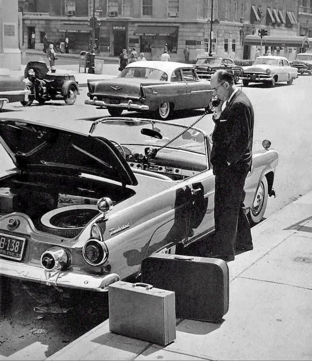 mvollmer1's tweet photo. #MondayMotivation Mobile phone 📱 in 1957 

#EmergingTech #DigitalTransformation #innovation #tech #Smartphones #5G 

Many thanks 🙏 @alvinfoo https://t.co/KTpDldeO8F