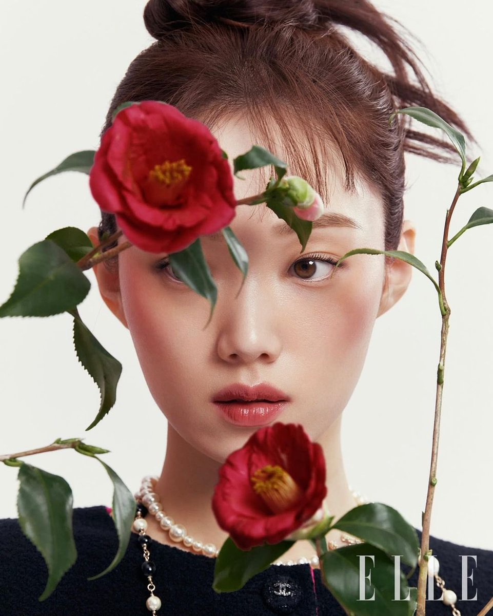 always_biblee's tweet photo. 220117 ellekorea ins
⋯
#샤넬뷰티 의 2022년 역대급 🆕 라인, N°1 DE CHANEL과 이성경의 첫 만남을 <엘르>가 포착했습니다. 누가 꽃이고 누가 사람인 거죠?🌺🥰

#이성경 #leesungkyoung #leesungkyung https://t.co/97NQ86rZW8