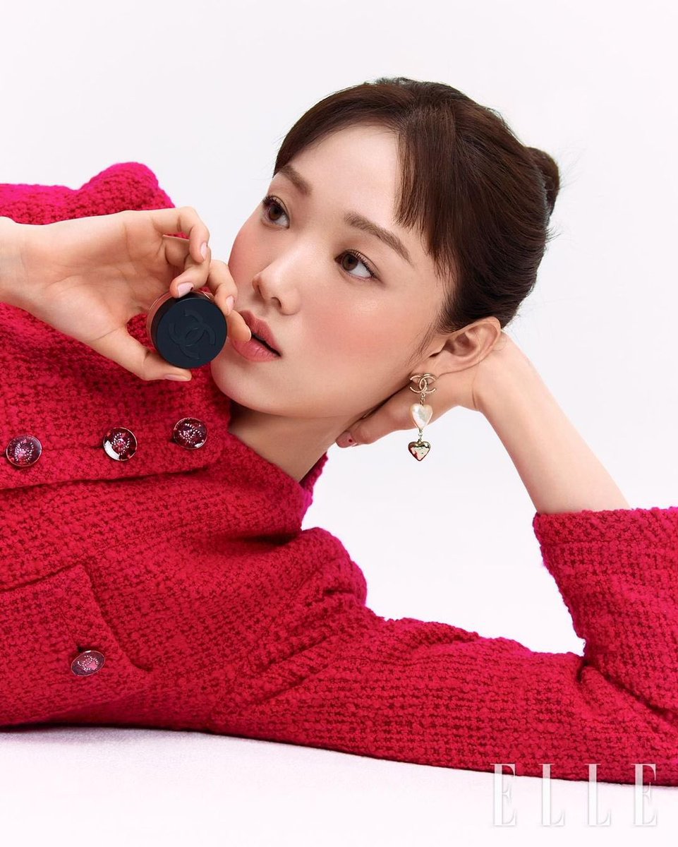 always_biblee's tweet photo. 220117 ellekorea ins
⋯
#샤넬뷰티 의 2022년 역대급 🆕 라인, N°1 DE CHANEL과 이성경의 첫 만남을 <엘르>가 포착했습니다. 누가 꽃이고 누가 사람인 거죠?🌺🥰

#이성경 #leesungkyoung #leesungkyung https://t.co/97NQ86rZW8