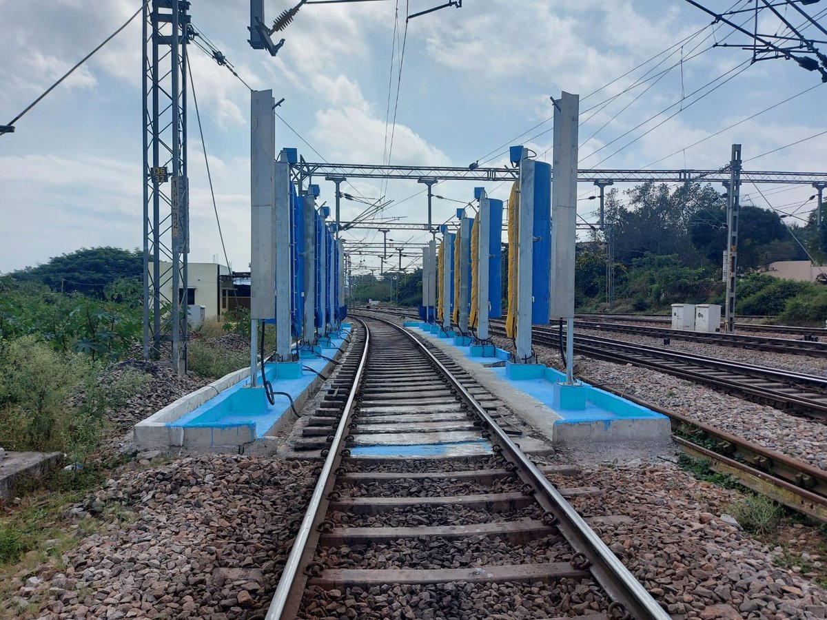 RailMinIndia's tweet photo. Automation for transformation:

In our constant endeavor to improve and set new benchmark. Automatic Coach washing plant is coming up at Mysuru, Karnataka. A move which will help in conserving water, better utilization of manpower &amp; better washing of coaches. https://t.co/hmDfNWWBnj