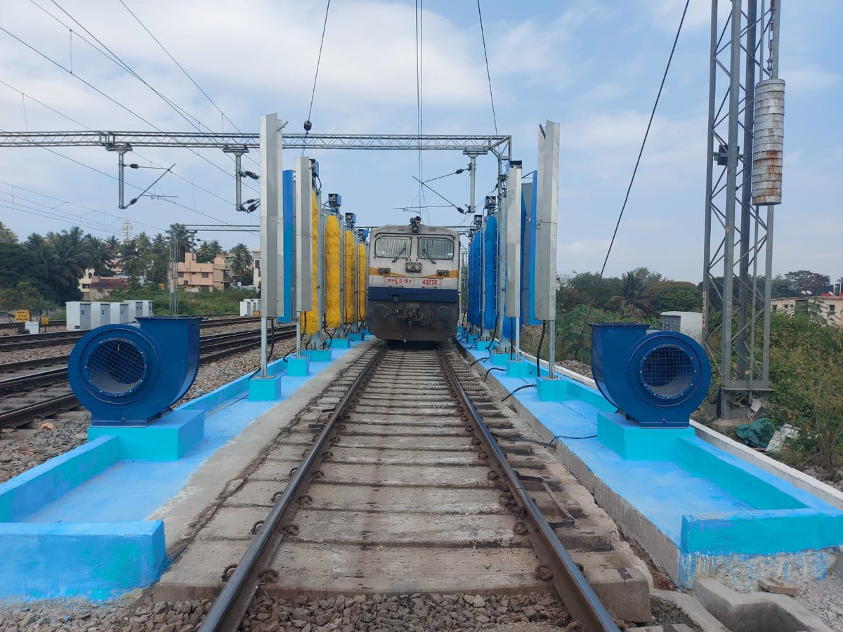 RailMinIndia's tweet photo. Automation for transformation:

In our constant endeavor to improve and set new benchmark. Automatic Coach washing plant is coming up at Mysuru, Karnataka. A move which will help in conserving water, better utilization of manpower &amp; better washing of coaches. https://t.co/hmDfNWWBnj