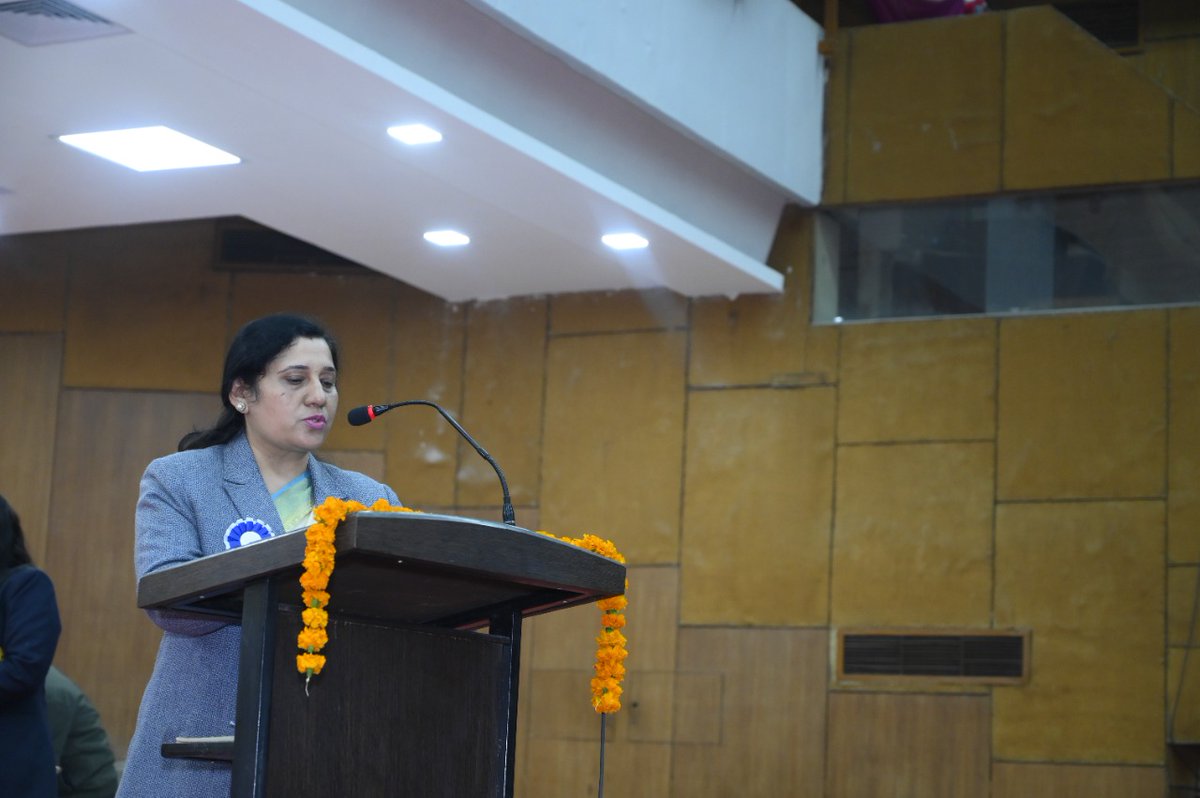 PajniSeth's tweet photo. Annual Sports Prize Distribution of Panjab University 1/1/22 (session 2019-20), Chief Guest Prof DP Singh ji welcomed by Vice Chancellor Panjab University Prof Raj Kumar ji, Being President of Panjab University Sports Council, It was honour for me  to welcome VC Prof Raj  Kumarji https://t.co/yYiCQCeD9r