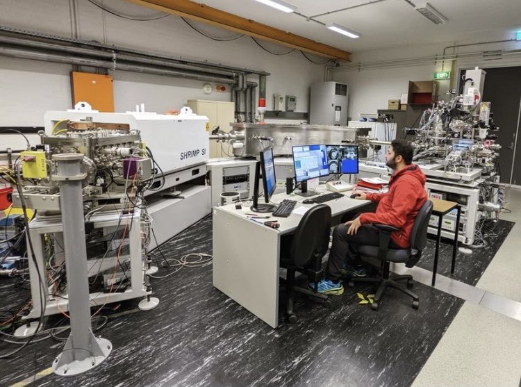ShrimpAnu's tweet photo. Aditya Patkar is an #rsesrockstar studying O-isotopes in the matrix of early solar system #meteorites (carbonaceous chondrites) 
⁦@anuearthscience⁩ #PhDlife https://t.co/GU8ftHD5au