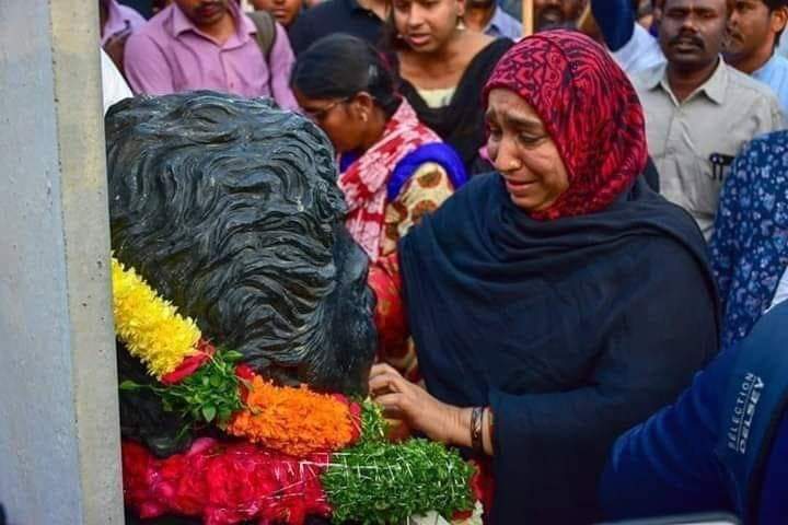 6 साल से <a href="/vemula_radhika/">Radhika Vemula</a> का जज़्बा, मुझे अपने नजीब के लिए के लिए हिम्मत देता है।अपनी खराब तबीयत की वजह से कहीं जा नहीं पा रही हूं पर रोहित से लेकर हर उस बच्चे के साथ मेरी दुआए है जो अपने हक के लिए लड़ रहे है। मेरे बच्चों उम्मीद मत हारना आपकी अम्मी आपके लिए हर वक़्त दुआ कर रही है।