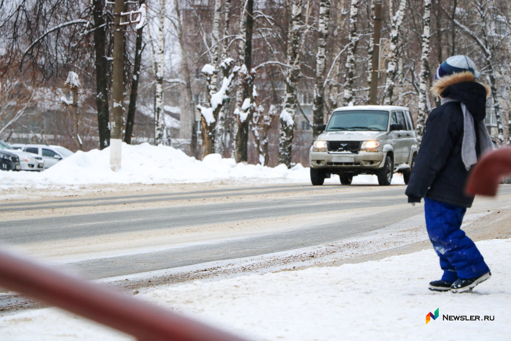 Дети перебегают дорогу. Дети катаются на дороге зимой. Мальчик перебегает дорогу зимой. Дети зимой на обочине дороги.