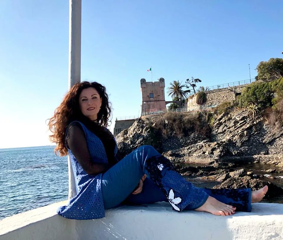 AlessiaRamusino's tweet image. As many of my fans know, #IrisFields, is a song that comes from afar, when I lived in #Birjand, in #Iran, near the border with #Afghanistan. On a day, we went out for a trip in the middle of the steppe and, seeing the fields of blue irises, I was certain to have seen the #sea 🌊