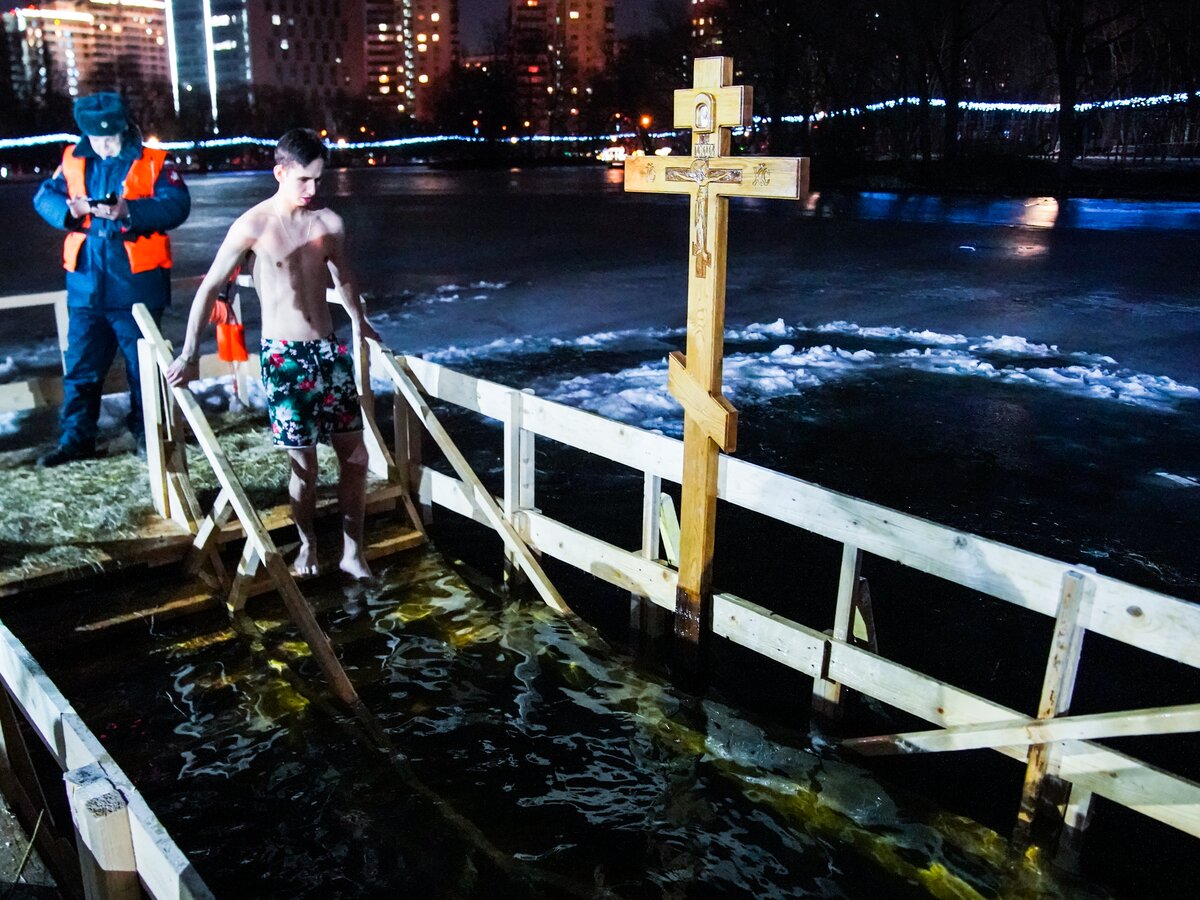 прорубь в парке кузьминки. воронцовский парк купель на крещение. купель люблино. купель люблино. стационарная купель на крещение.