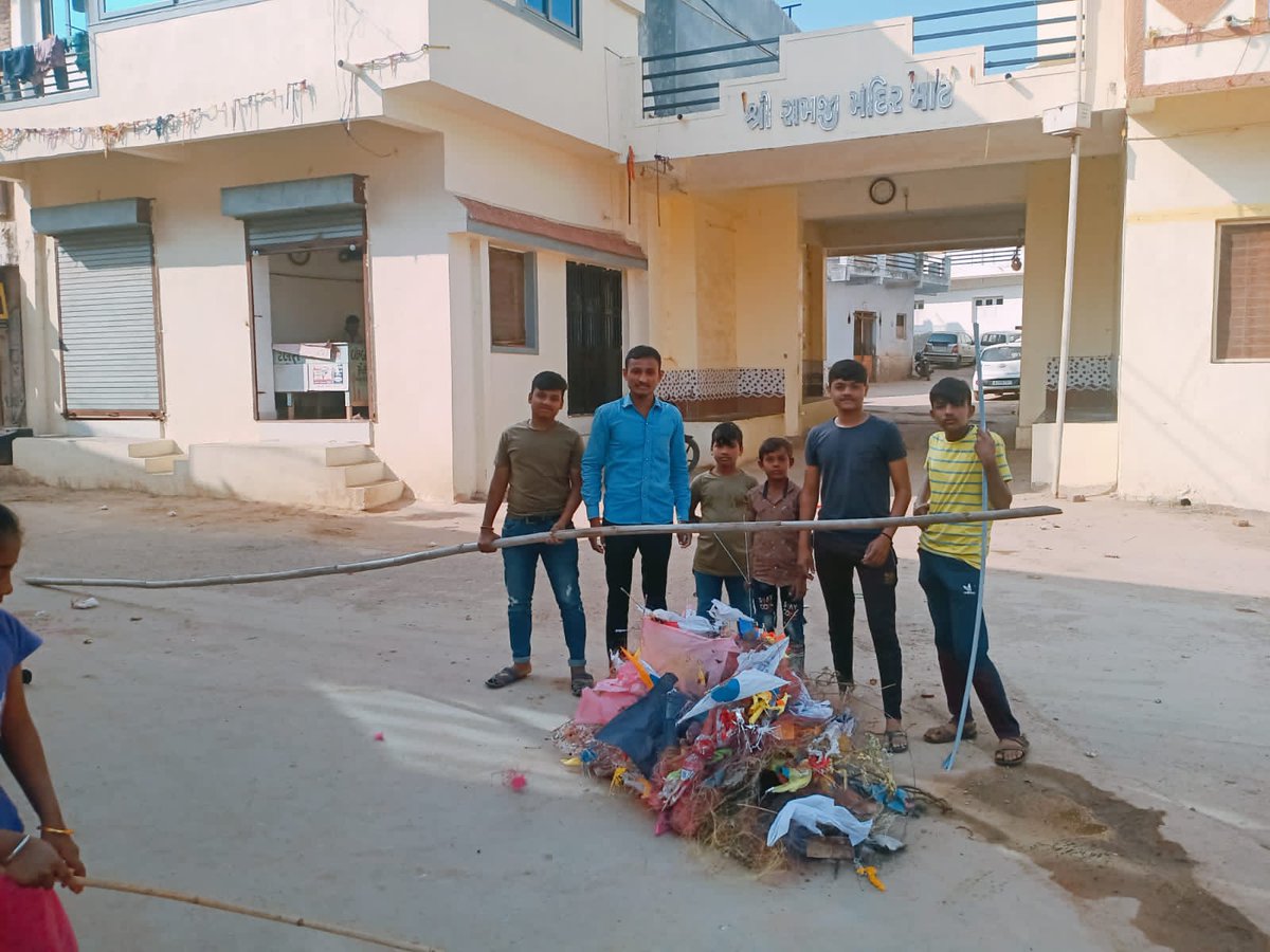 The_varun_patel's tweet photo. મારા મહોલ્લા ના તરૂણો ને સાથે રાખી અમારી આસપાસ ના વિસ્તાર માથી દોરી ની ગુચ્છ(ગુંચો) ભેગી કરી નાશ કર્યો.
તમે પણ આવી નાની સેવા કરી અબોલ પક્ષીઓ ને ઘાયલ થતા તથા જીવ બચાવવાની આપણી પ્રકૃતિ પ્રત્યે ની ફરજ અદા કરીએ.
#ramjimandir #randheja #youth #uttarayan2k22 https://t.co/m2sOHPWsQs
