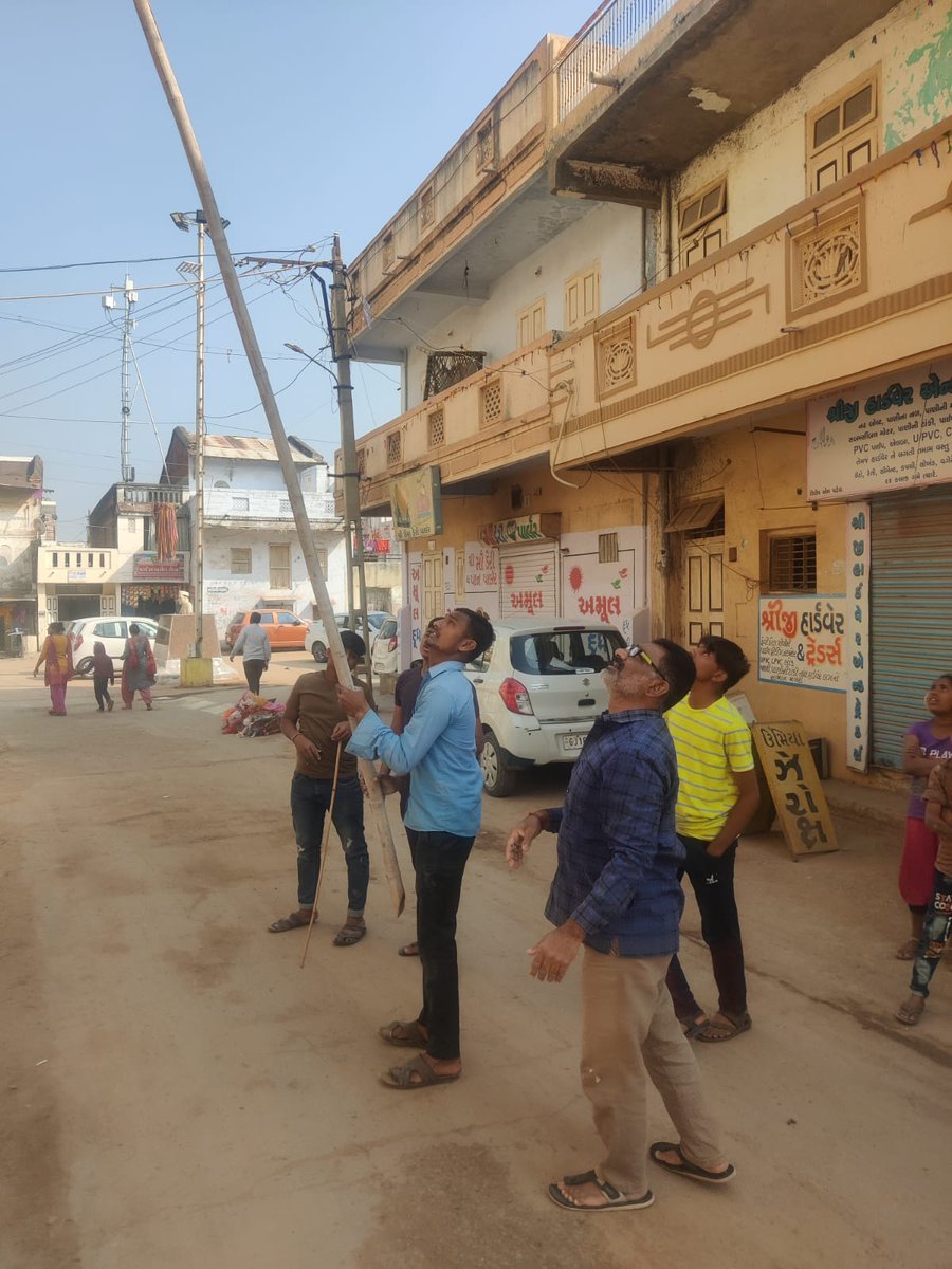 The_varun_patel's tweet photo. મારા મહોલ્લા ના તરૂણો ને સાથે રાખી અમારી આસપાસ ના વિસ્તાર માથી દોરી ની ગુચ્છ(ગુંચો) ભેગી કરી નાશ કર્યો.
તમે પણ આવી નાની સેવા કરી અબોલ પક્ષીઓ ને ઘાયલ થતા તથા જીવ બચાવવાની આપણી પ્રકૃતિ પ્રત્યે ની ફરજ અદા કરીએ.
#ramjimandir #randheja #youth #uttarayan2k22 https://t.co/m2sOHPWsQs