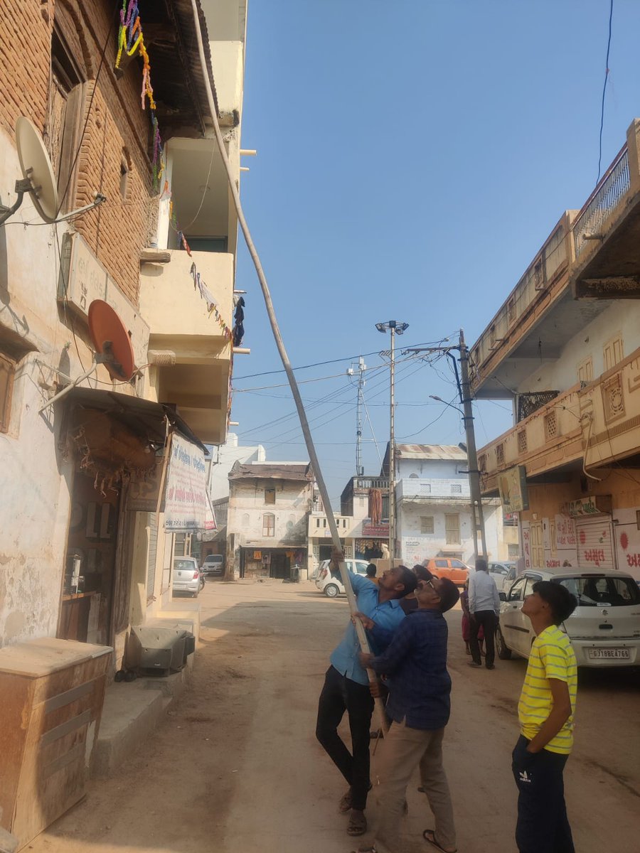 The_varun_patel's tweet photo. મારા મહોલ્લા ના તરૂણો ને સાથે રાખી અમારી આસપાસ ના વિસ્તાર માથી દોરી ની ગુચ્છ(ગુંચો) ભેગી કરી નાશ કર્યો.
તમે પણ આવી નાની સેવા કરી અબોલ પક્ષીઓ ને ઘાયલ થતા તથા જીવ બચાવવાની આપણી પ્રકૃતિ પ્રત્યે ની ફરજ અદા કરીએ.
#ramjimandir #randheja #youth #uttarayan2k22 https://t.co/m2sOHPWsQs