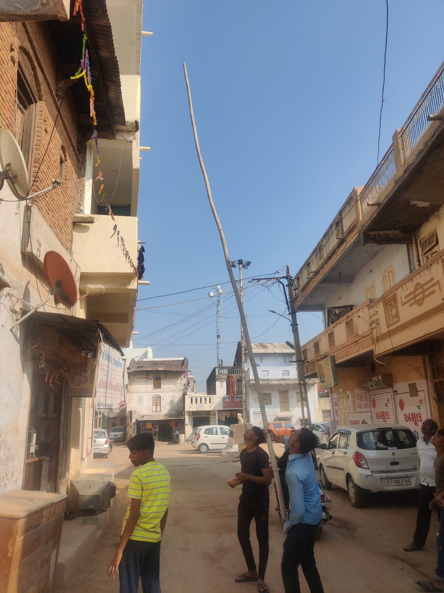 The_varun_patel's tweet photo. મારા મહોલ્લા ના તરૂણો ને સાથે રાખી અમારી આસપાસ ના વિસ્તાર માથી દોરી ની ગુચ્છ(ગુંચો) ભેગી કરી નાશ કર્યો.
તમે પણ આવી નાની સેવા કરી અબોલ પક્ષીઓ ને ઘાયલ થતા તથા જીવ બચાવવાની આપણી પ્રકૃતિ પ્રત્યે ની ફરજ અદા કરીએ.
#ramjimandir #randheja #youth #uttarayan2k22 https://t.co/m2sOHPWsQs