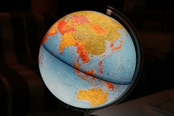 rielcano's tweet photo. Si has seguido de cerca las conclusiones de #PolExt2022 sabrás que la pandemia ha tensionado las cadenas de valor globales y obligado a reconsiderar el concepto de dependencia estratégica. Enrique Fanjul analizaba aquí esta tendencia desglobalizadora.⬇️
https://t.co/0NR9TPtoWh https://t.co/Yk5WI9UCJm