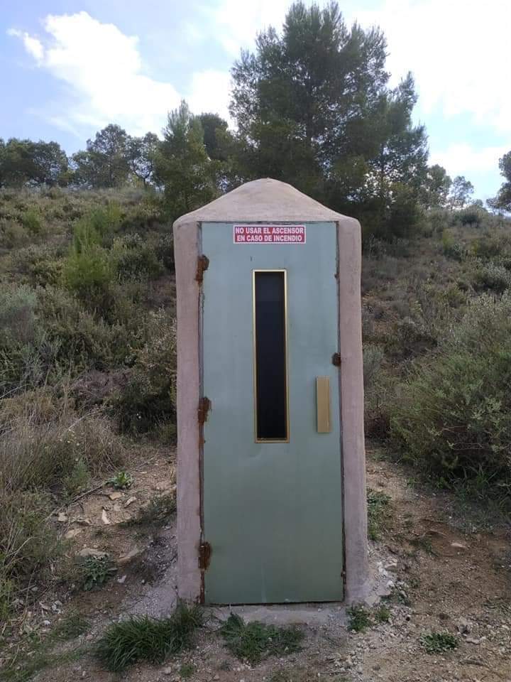 Thonycerda's tweet photo. La entrada secreta n° 5435 de Mortadelo y Filemon. #MortadeloFilemon #Llucmajor #Ascensor #PuertaSecreta https://t.co/A6ul9oSyni