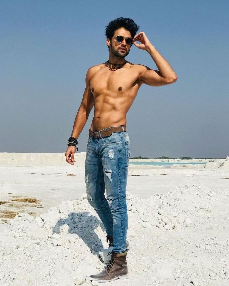 Parth Samthaan flaunts his toned abs from the beach 🏖 . . . #parthsamthaan #parth #actor #bollywoodbubbletelly #fitness #abs #sunday #pictureperfect #nirogdarpan