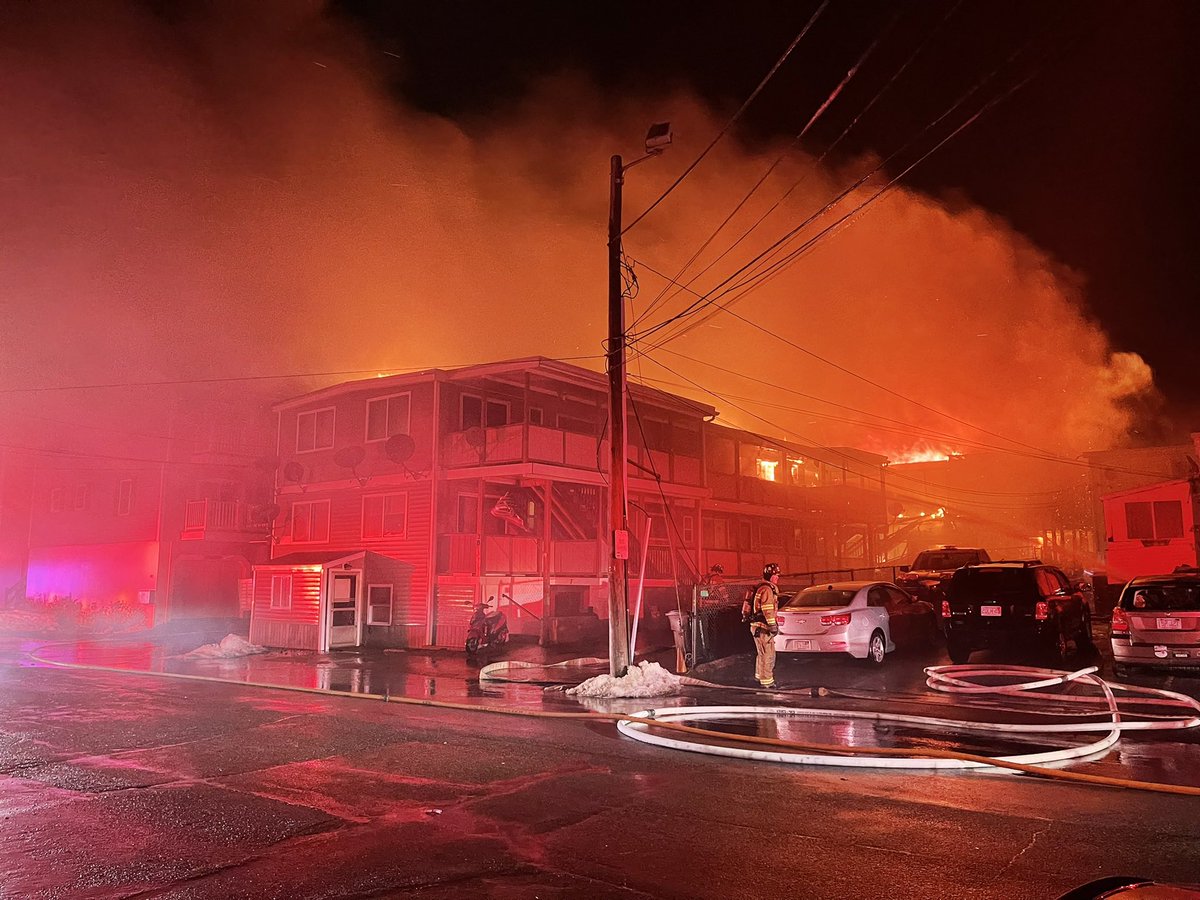 BostonTVPhotog's tweet photo. BREAKING: Salisbury - Central Ave - Multiple buildings on fire. Evacuations underway. Heavy fire showing. #boston #news https://t.co/WusSQ4FjLe