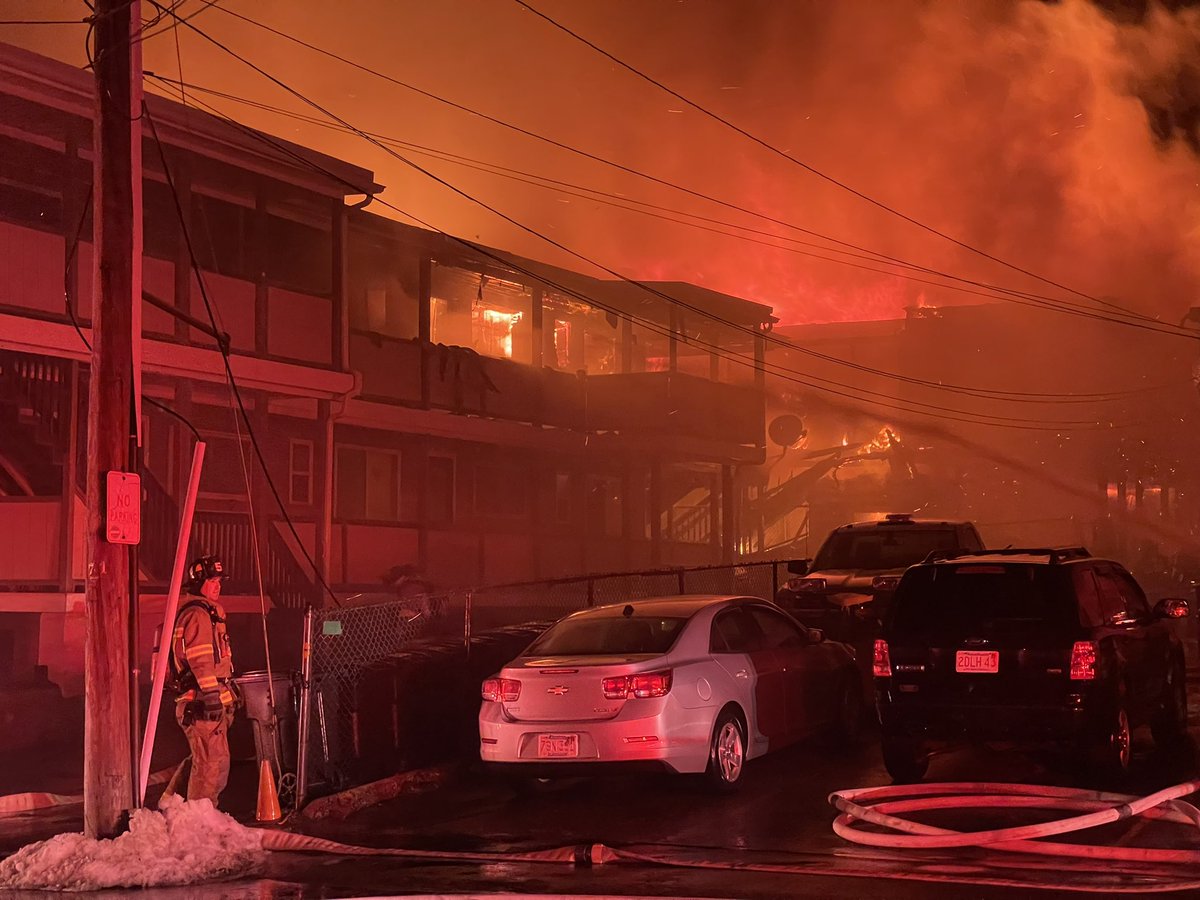 BostonTVPhotog's tweet photo. BREAKING: Salisbury - Central Ave - Multiple buildings on fire. Evacuations underway. Heavy fire showing. #boston #news https://t.co/WusSQ4FjLe