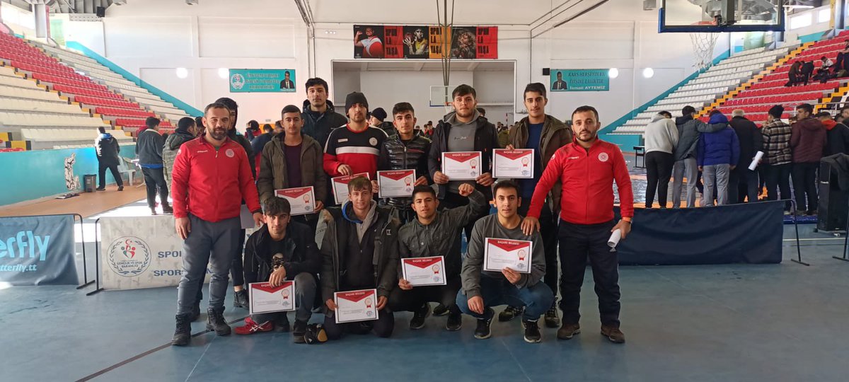 GSB_Hakkari's tweet photo. 13-16 Ocak 2022 tarihlerinde Kars ilinde yapılan okul sporlarında gençler A Güreş   müsabakalarında sporcularımız Grekoromen’de Ali Ölmez 87 kg da 3.ü serbest stilde Tarık Daya 92 kg da 3.ü olmuştur. Sporcularımızı tebrik ederiz. 
@kasapoglu @idrisakbiyik @gencliksporbak https://t.co/T644Hx7X9C