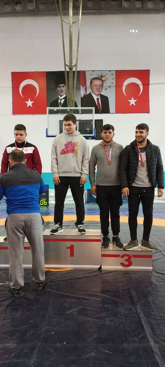 GSB_Hakkari's tweet photo. 13-16 Ocak 2022 tarihlerinde Kars ilinde yapılan okul sporlarında gençler A Güreş   müsabakalarında sporcularımız Grekoromen’de Ali Ölmez 87 kg da 3.ü serbest stilde Tarık Daya 92 kg da 3.ü olmuştur. Sporcularımızı tebrik ederiz. 
@kasapoglu @idrisakbiyik @gencliksporbak https://t.co/T644Hx7X9C