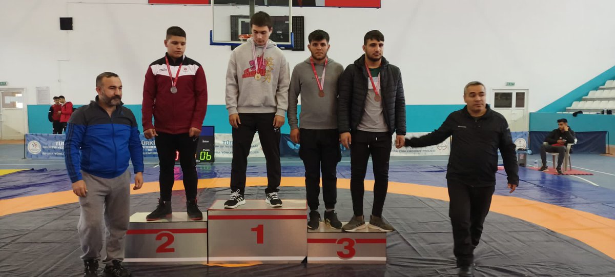 GSB_Hakkari's tweet photo. 13-16 Ocak 2022 tarihlerinde Kars ilinde yapılan okul sporlarında gençler A Güreş   müsabakalarında sporcularımız Grekoromen’de Ali Ölmez 87 kg da 3.ü serbest stilde Tarık Daya 92 kg da 3.ü olmuştur. Sporcularımızı tebrik ederiz. 
@kasapoglu @idrisakbiyik @gencliksporbak https://t.co/T644Hx7X9C
