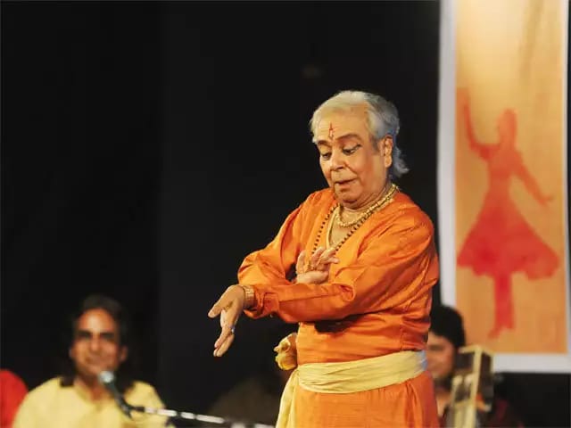 Hoot_Soot's tweet photo. India's famous Kathak dancer and Padma Vibhushan awardee Pandit Birju Maharaj is no more. His "Ghungroos" were on his ankles till he breathed his last. Condolences to his family and admirers across the world. 🙏Om Shanti🙏

#RIP #BirjuMaharaj https://t.co/TWcSLex4em