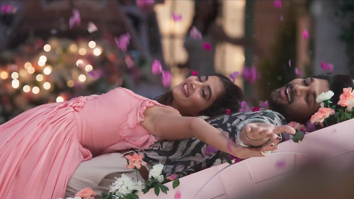 arcomedys's tweet photo. Allu Arjun thinks he's a chair or something https://t.co/UQl3wSiyIN