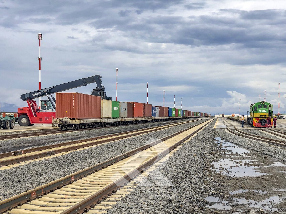 KenyaRailways_'s tweet photo. Happening now!

Transhipment of 108 TEUs from SGR train to a MGR train at the Naivasha  Inland Container Depot (ICD) for onward transportation to Malaba and Kampala. #RightOnTrack https://t.co/HLEk4udl4p