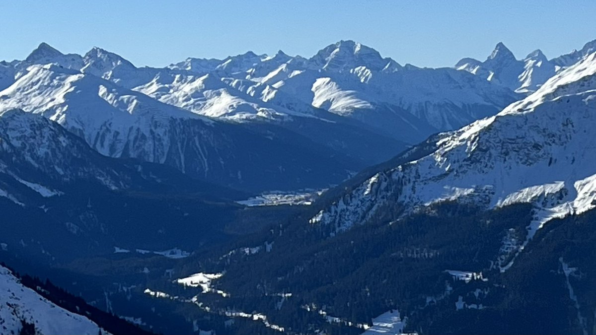 «Ein einfacher junger Mensch reiste im Hochsommer von Hamburg, seiner Vaterstadt, nach Davos-Platz im Graubündischen. Er fuhr auf Besuch für drei Wochen.» Ankunft
