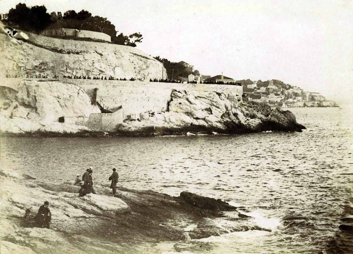DavidLaMars's tweet photo. Sur un tirage de 1897, on devine un escalier dans l'anse de la fausse monnaie. Aménagement d'un pêcheur ? Ancien vivier ?
#Marseille https://t.co/y7QdLy1BhO
