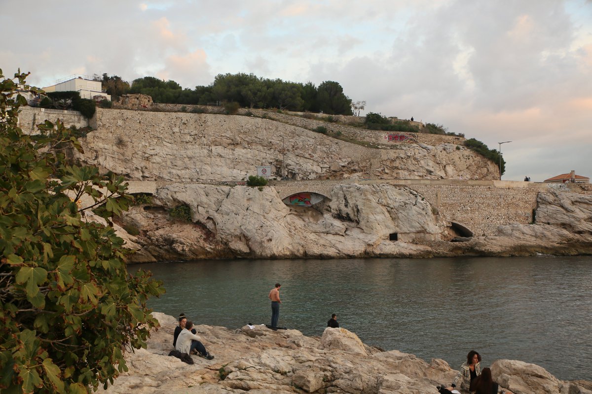 DavidLaMars's tweet photo. Sur un tirage de 1897, on devine un escalier dans l'anse de la fausse monnaie. Aménagement d'un pêcheur ? Ancien vivier ?
#Marseille https://t.co/y7QdLy1BhO