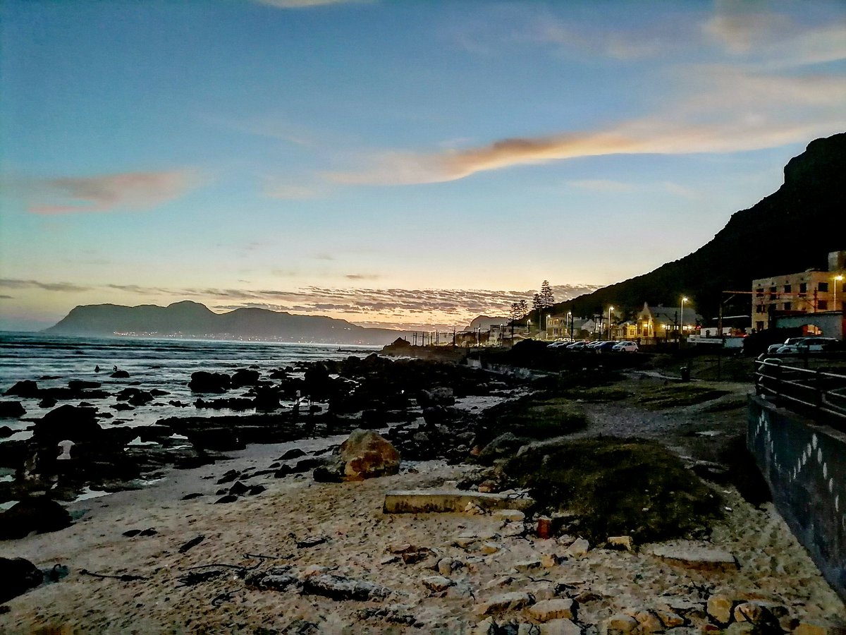 amylew_official's tweet photo. #southafrica #capetown #beautifuldestinations #cloud #beach #beachlife #mountain #photography #dayout #sun #sunset #sunsetphotography #sand https://t.co/ZwEySlOS1E