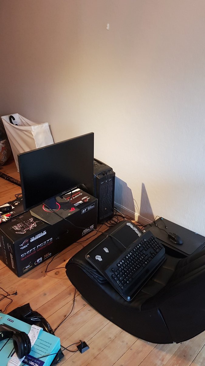 Benjixe's tweet photo. Until i have gotten my desk, this is my battlestation https://t.co/Dn189flbGu