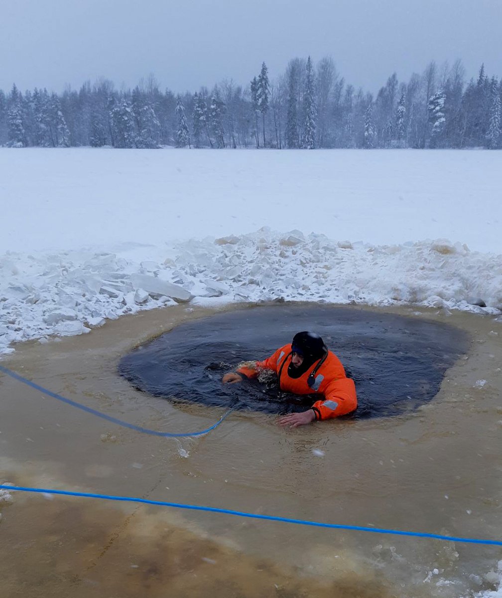 Frontex's tweet photo. #Frontex officers have rescued lives at the borders in many conditions. #EUStandingcorps officers deployed in Finland 🇫🇮 have just learned how to rescue people in freezing water or on ice ❄️ When patrolling in the winter, border patrols might need to cross frozen lakes or rivers https://t.co/vb9qzDN2fM