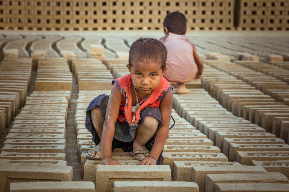 Planeta_Futuro's tweet photo. Miles de menores de edad trabajan en fábricas de ladrillos en #Nepal en condiciones insalubres y peligrosas. Este es un recorrido por una de ellas y por la realidad de algunos de estos niños
✍️🏾 y 📸 Simone Boccaccio

https://t.co/7EvShZgqMb https://t.co/L0hHxWGdSP