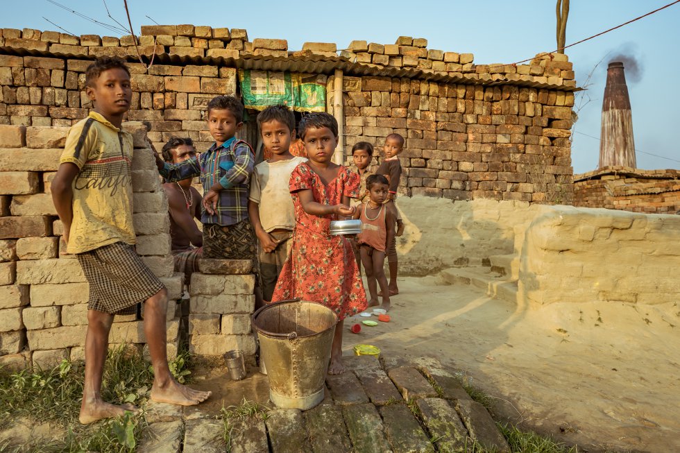 Planeta_Futuro's tweet photo. Miles de menores de edad trabajan en fábricas de ladrillos en #Nepal en condiciones insalubres y peligrosas. Este es un recorrido por una de ellas y por la realidad de algunos de estos niños
✍️🏾 y 📸 Simone Boccaccio

https://t.co/7EvShZgqMb https://t.co/L0hHxWGdSP