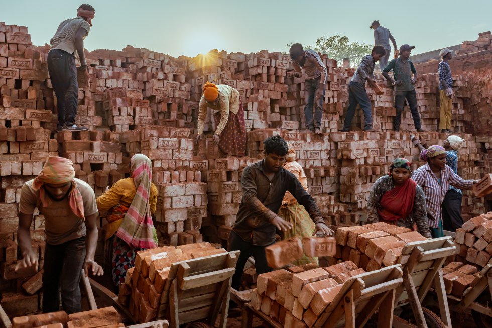Planeta_Futuro's tweet photo. Miles de menores de edad trabajan en fábricas de ladrillos en #Nepal en condiciones insalubres y peligrosas. Este es un recorrido por una de ellas y por la realidad de algunos de estos niños
✍️🏾 y 📸 Simone Boccaccio

https://t.co/7EvShZgqMb https://t.co/L0hHxWGdSP