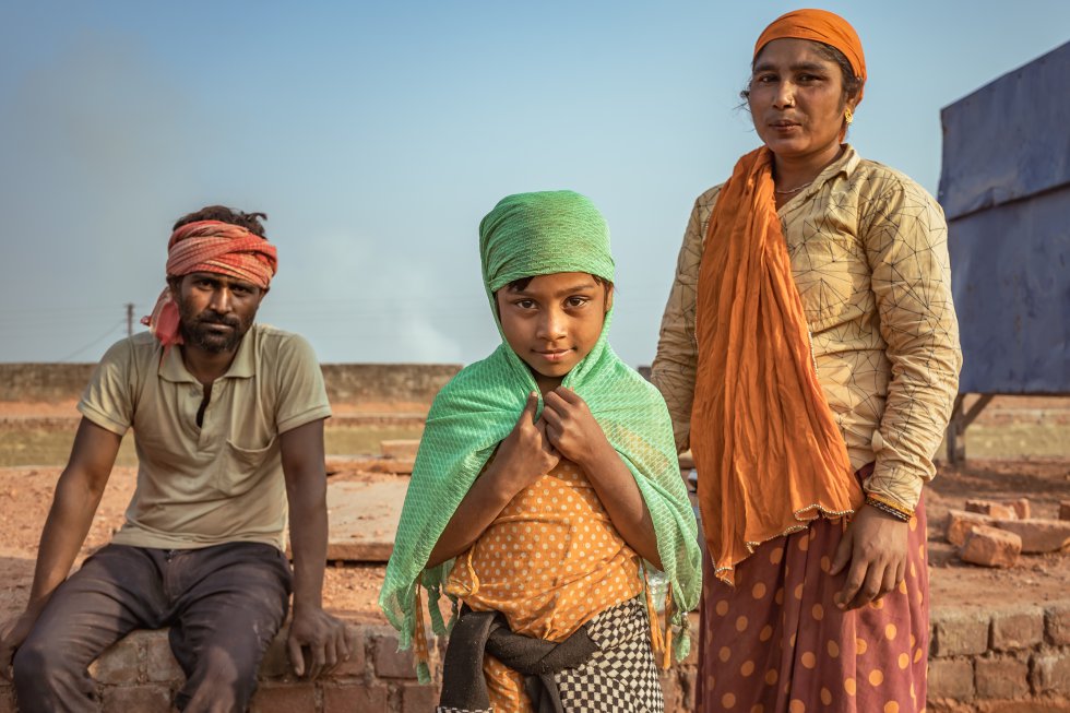 Planeta_Futuro's tweet photo. Miles de menores de edad trabajan en fábricas de ladrillos en #Nepal en condiciones insalubres y peligrosas. Este es un recorrido por una de ellas y por la realidad de algunos de estos niños
✍️🏾 y 📸 Simone Boccaccio

https://t.co/7EvShZgqMb https://t.co/L0hHxWGdSP