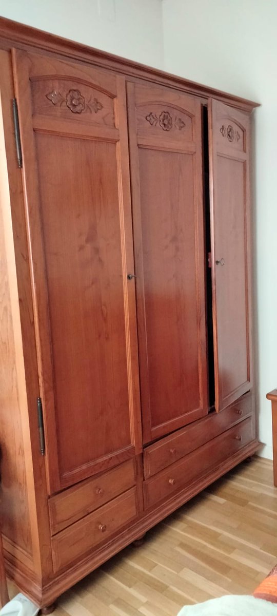 quicorb's tweet photo. Sí alguien está interesado/a en un dormitorio completo (dos camas, mesita, armario, cómoda, espejo y silla), que se ponga en contacto conmigo mediante un MD. https://t.co/vNNYHsO8p7