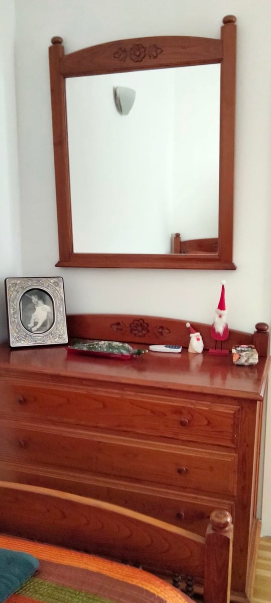 quicorb's tweet photo. Sí alguien está interesado/a en un dormitorio completo (dos camas, mesita, armario, cómoda, espejo y silla), que se ponga en contacto conmigo mediante un MD. https://t.co/vNNYHsO8p7