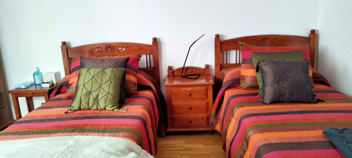 quicorb's tweet photo. Sí alguien está interesado/a en un dormitorio completo (dos camas, mesita, armario, cómoda, espejo y silla), que se ponga en contacto conmigo mediante un MD. https://t.co/vNNYHsO8p7