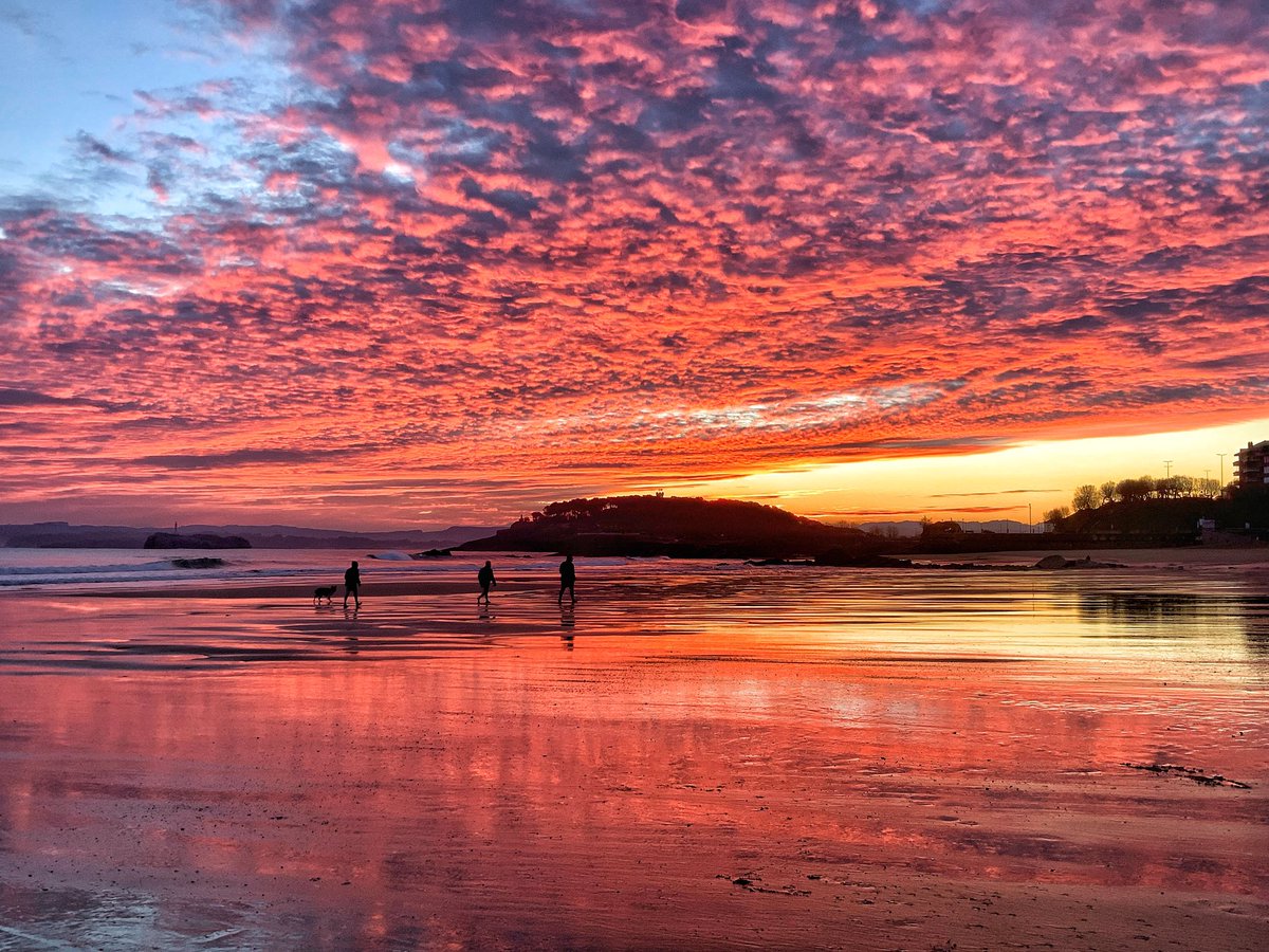 eltomavistas's tweet photo. El amanecer de hoy lunes visto desde el Sardinero… Una verdadera gozada
https://t.co/nH3uBffrGO @tiempobrasero https://t.co/bjhzSKCNlw