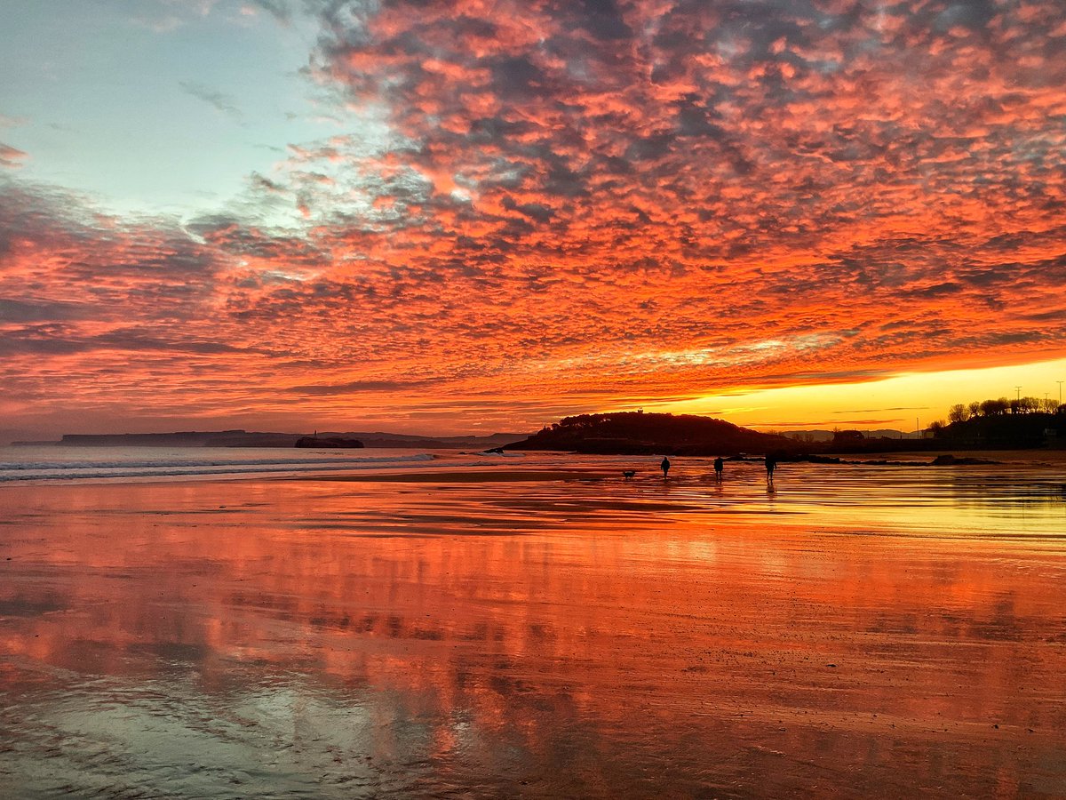 eltomavistas's tweet photo. El amanecer de hoy lunes visto desde el Sardinero… Una verdadera gozada
https://t.co/nH3uBffrGO @tiempobrasero https://t.co/bjhzSKCNlw